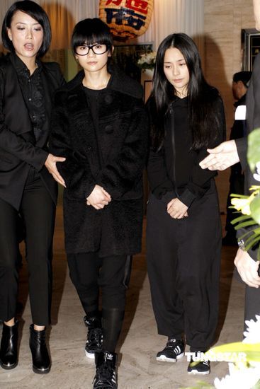 杨受成为母亲陈银女设灵