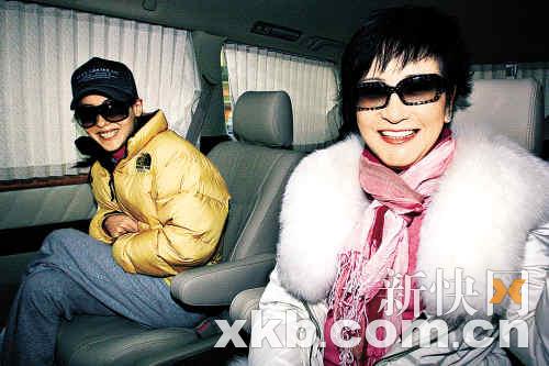 张柏芝与狄波拉(左起)