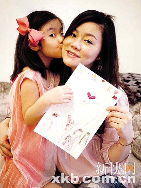 钟镇涛女儿(左)非常可爱