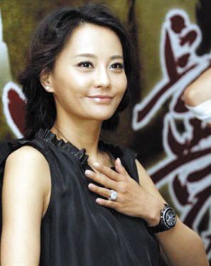 马雅舒出席活动时大秀钻戒