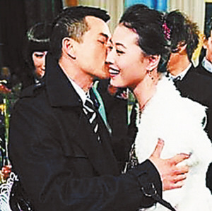 吕良伟和周海媚几十年来都是朋友，见面还会亲吻。