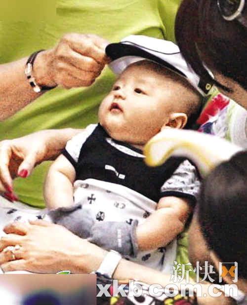 拉姑给Quintus喂奶 