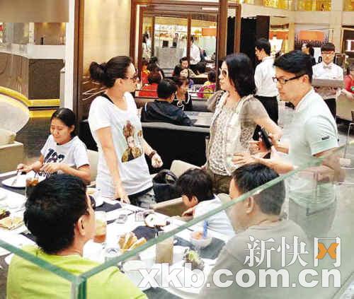 巧遇吕良伟夫妇 