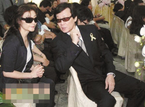 寇世勋夫妇参加台制作人郭宏亮的告别式