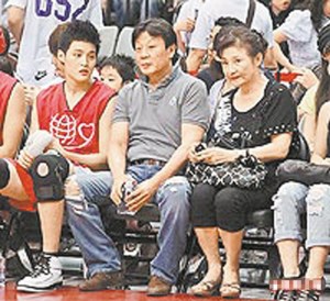 寇世勋上月带大儿子和大老婆看慈善球赛