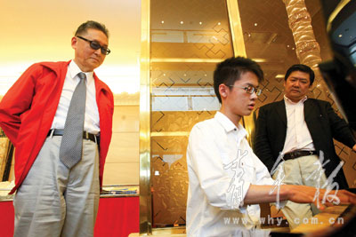 李戡弹奏《黄河大合唱》。