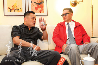 周立波的搞笑无法逗乐李敖。 