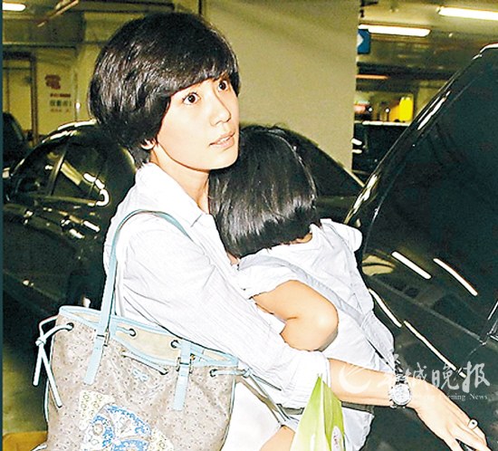 抱着女儿梧桐妹的贾静雯