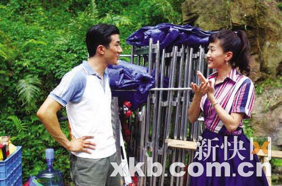 镜头后与李治廷（左）有讲有笑