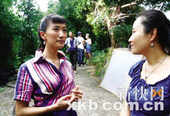 与本报记者（右）大方谈及自己的方方面面