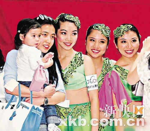 两岁的刘秀桦挽着迷你版Hermès袋