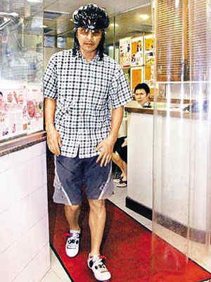 星爷常骑单车穿梭闹市