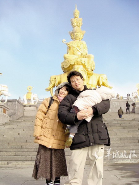 一家三口温馨出游