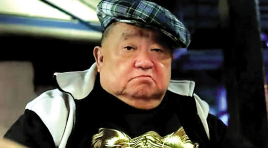 《呖咕呖咕新年财》中饰演搞笑老千