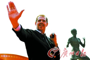 李小龙的雕塑下老外耍起双截棍