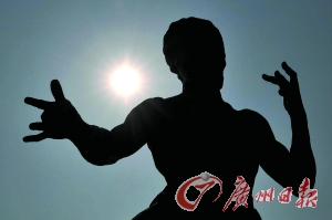 李小龙的雕塑正式落成