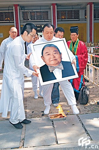 王晶带着亡父遗照离开火葬场