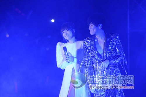 与师妹金莎同台