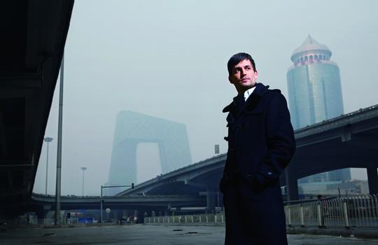 奥雷·舍人站在自己设计的央视新大楼前