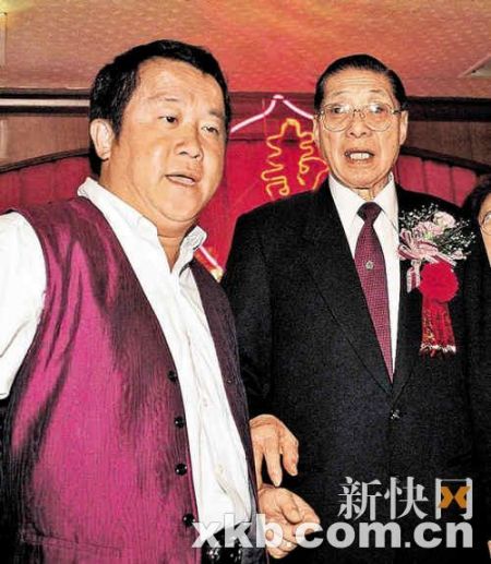 2004年曾志伟为父亲庆祝生日 