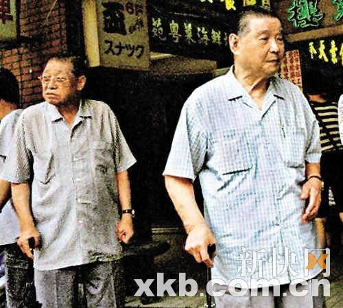 吕乐（右）与曾启荣逃往台湾后仍有联络，2004年两人到粤菜馆茶叙