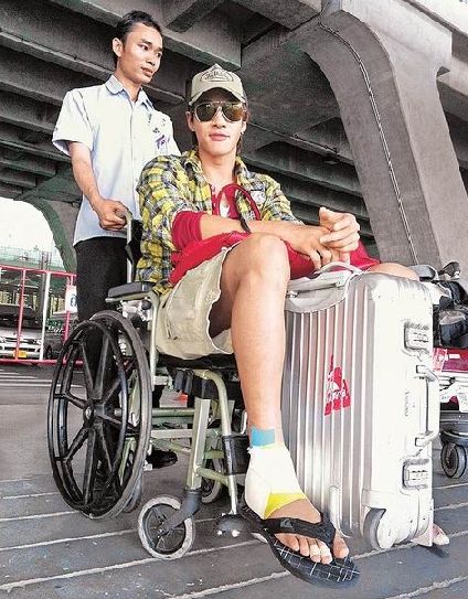 据台湾媒体报道,何润东1月29日在粉丝面前投球上篮扭伤右脚,虽趁年假