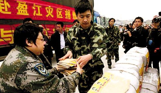 韩红在灾区派发赈灾物资