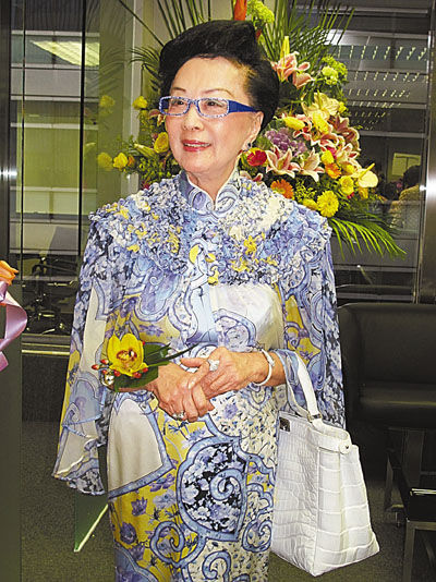 利孝和夫人为好友店铺剪彩 盛装出席不谈绯闻