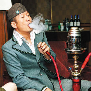 孙兴喷云吐雾大秀自己的水烟工具 