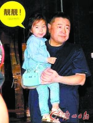 刘銮雄的女儿刘秀桦背着价值3万港元的小包