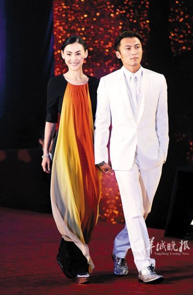 据说金像奖典礼上的恩爱只是摆样子