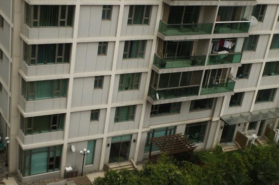 照片右侧阳台上挂着衣物的就是刘雪华家，警方在阳台侧面“锅盖”边的电线上发现了一只拖鞋。