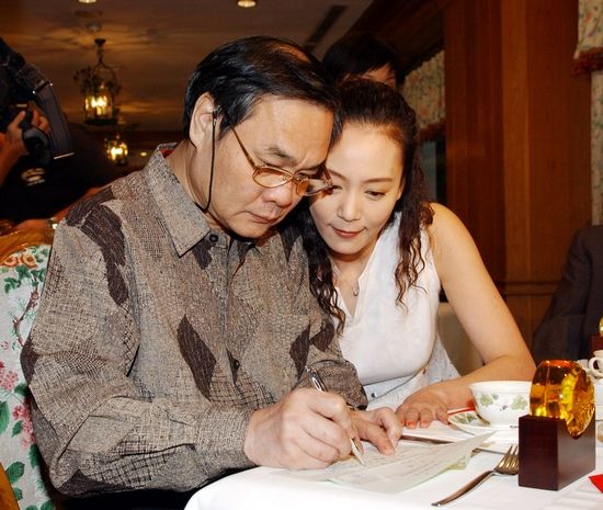 刘雪华和邓育昆当年幸福恩爱的样子。