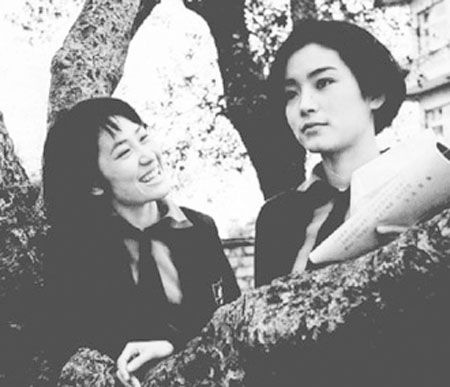 《窗外》中林青霞（右）剧照