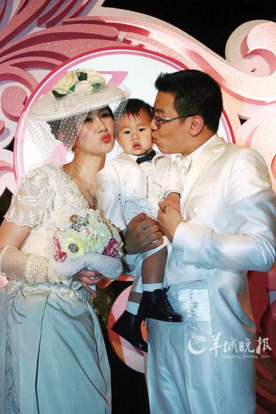 当日,王晶,萨顶顶,庄思敏等明星亲自到场送上祝福.