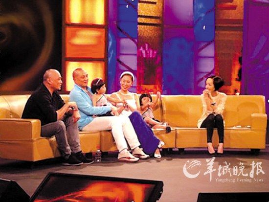 汤镇业(左二)携妻子及一对双胞胎幼女做客《鲁豫有约》