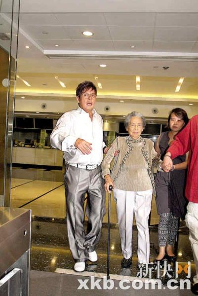 去年谭咏麟六十大寿，大小老婆都没有出席。