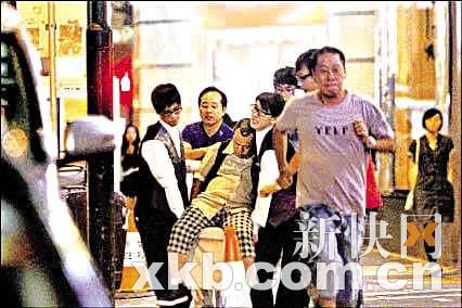 曾志伟烂醉离开。