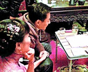 两人手挽手被拍