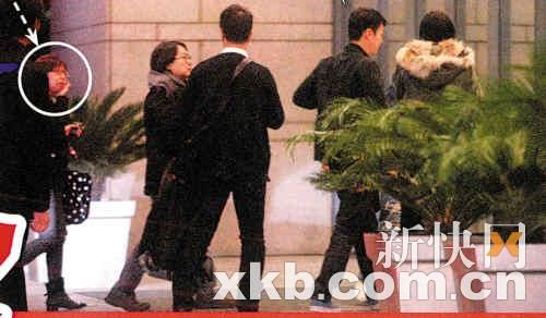 女助手沿路拍不停。