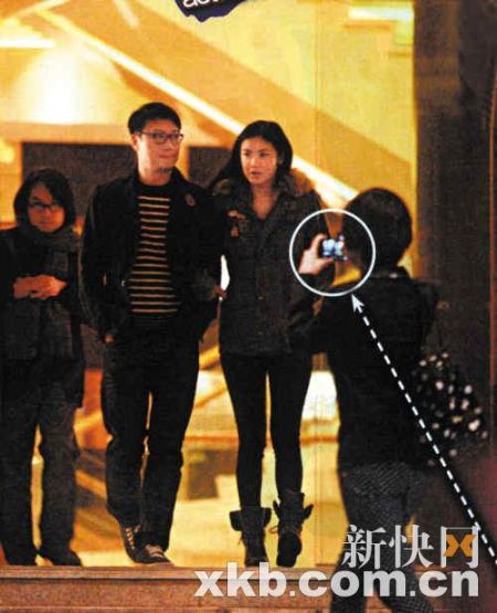微博上传了一张夫妇俩在北京的恩爱挽手照，其实系助手所拍