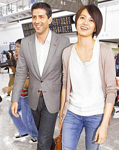 梁咏琪的西班牙籍老公sergio为妻请调香港工作.