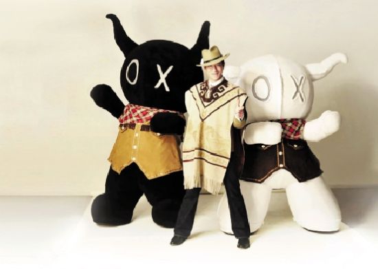 刘德华很喜欢小孩,他还特地设计了一对娃娃安逗和黑仔,体验当父母的