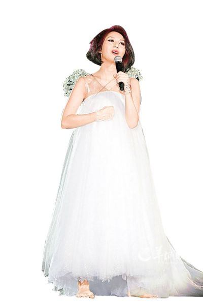 杨千嬅的“孕妇装”是在演唱会前几天才临时替换的