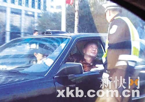 孙兴飚车被警察拦截