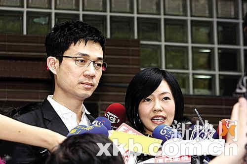 接受采访