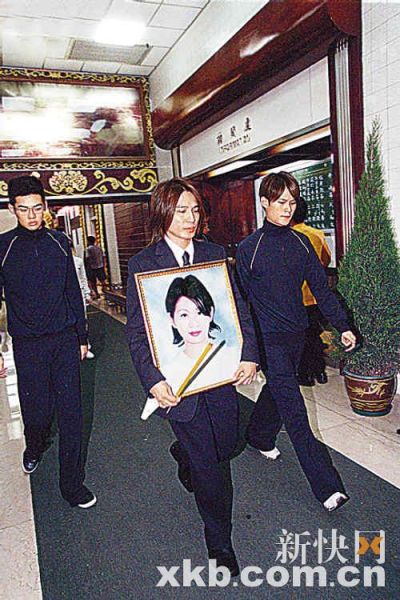 9年前叶世荣与意外身亡的女友Cynthia举行冥婚。