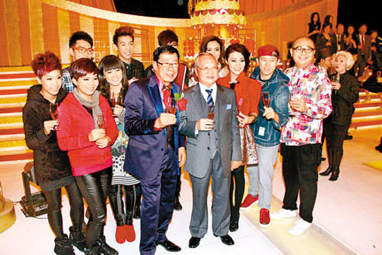 梁乃鹏（左四）为胡枫（左三）庆生