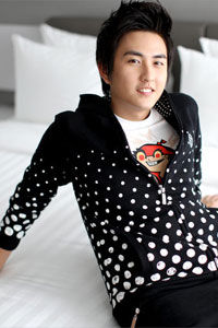 新的一年，黄靖伦希望主持之余，影剧也都能沾一沾，至于交女友，他说想，不过没有时间。 