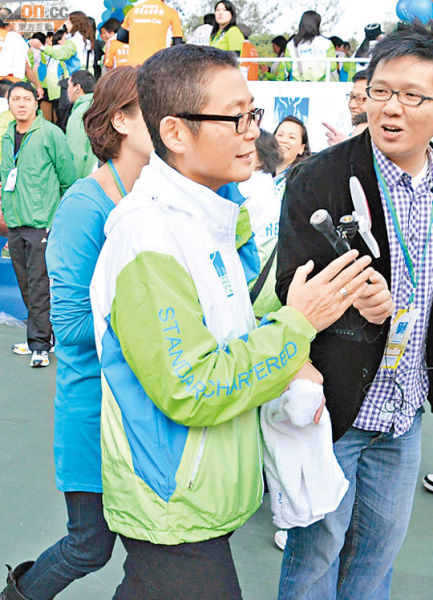 俞琤闻何超琼甜笑对提问听而不答